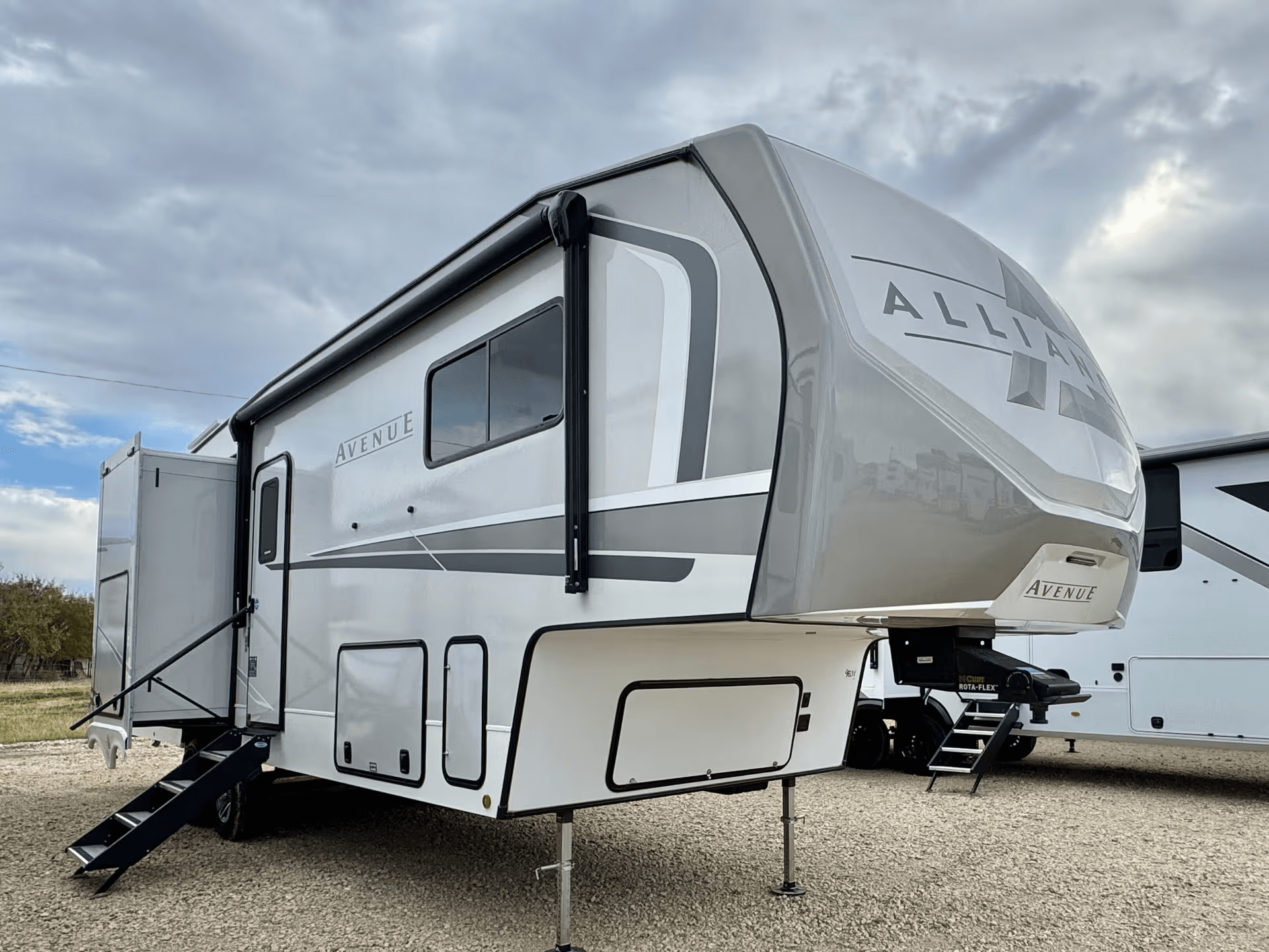 2025 Alliance RV Avenue 33RKS