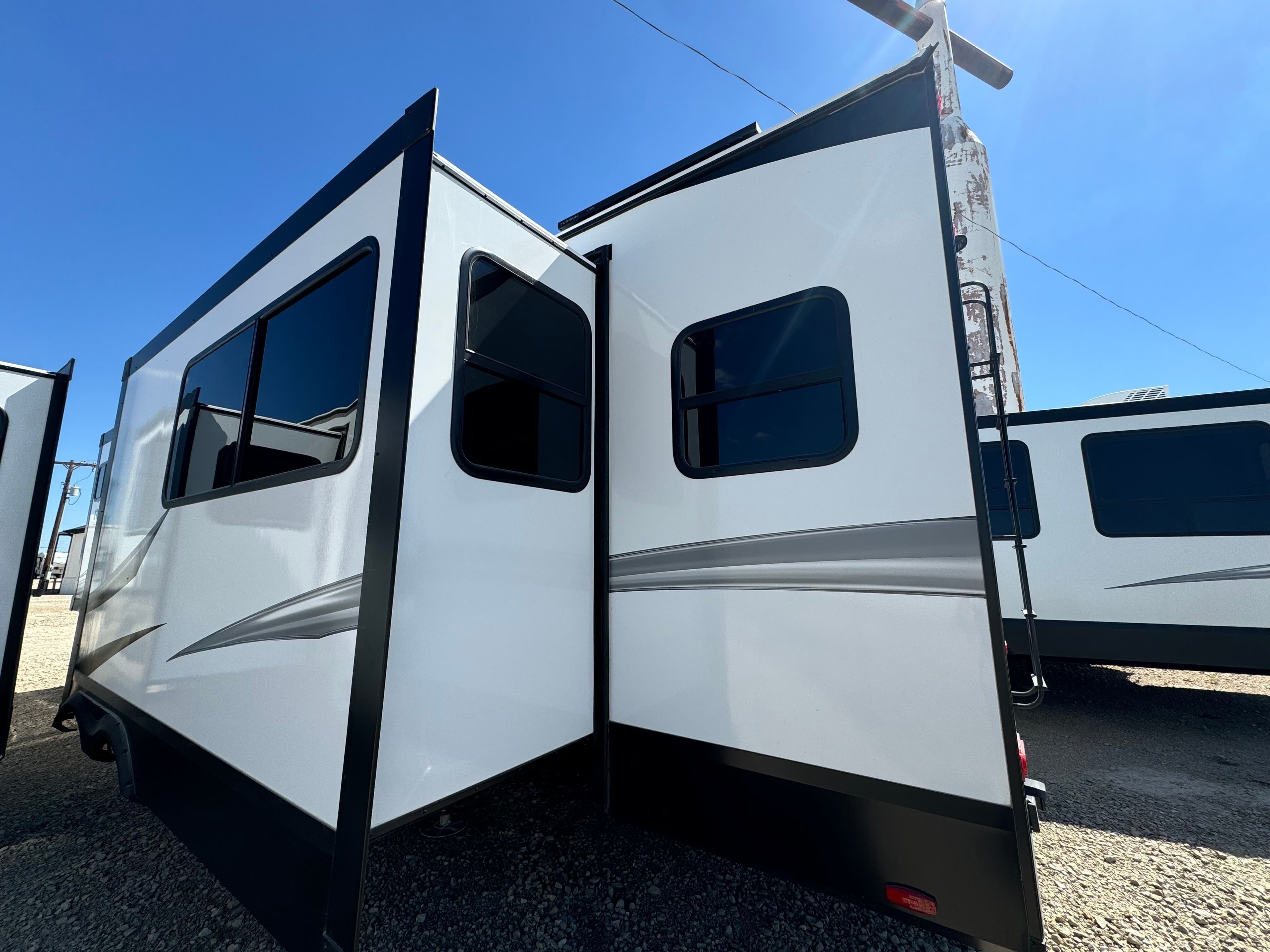 2025 Grand Design 2025 Grand Design Reflection - thumbnail 6