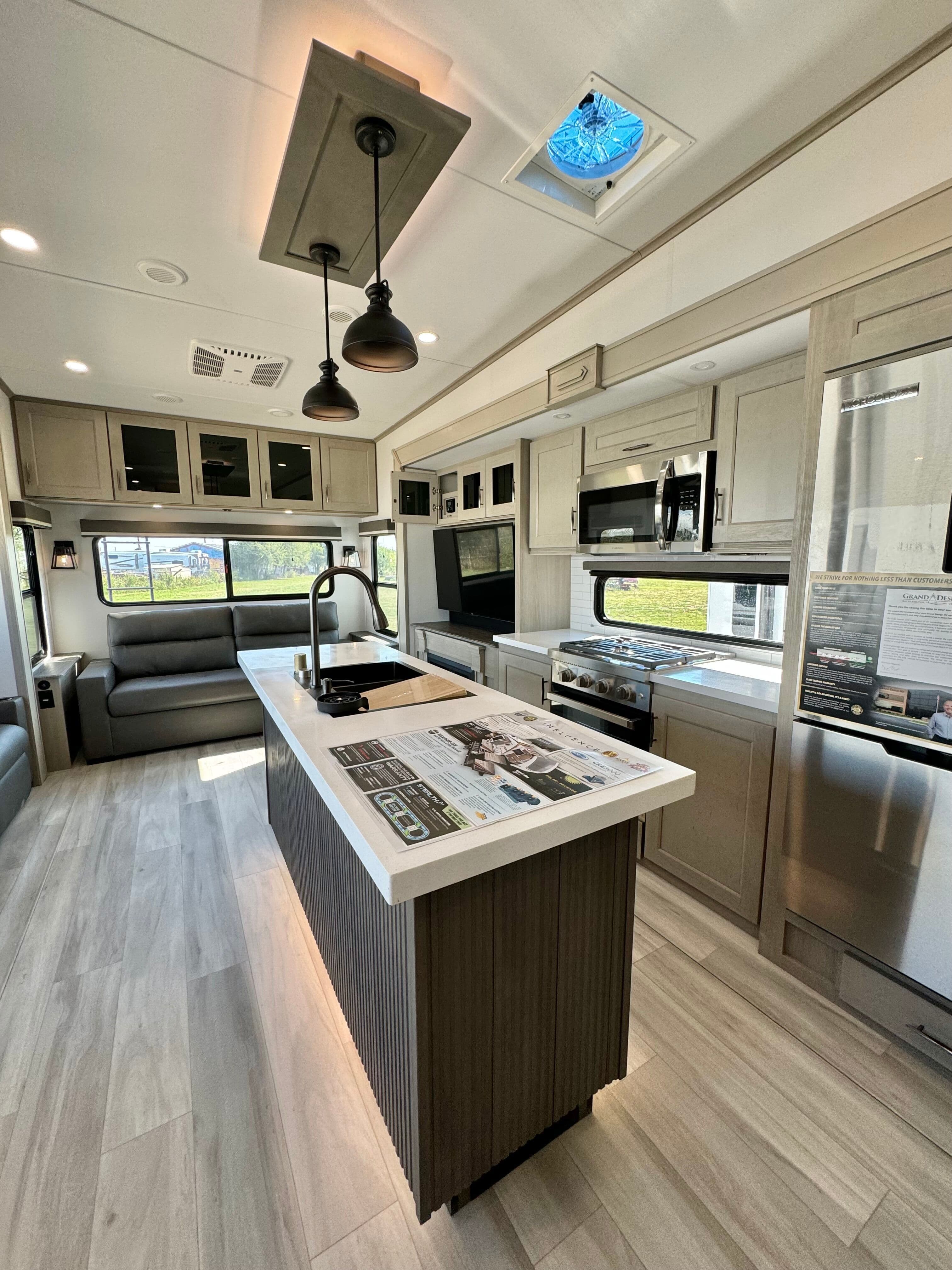 2025 Grand Design 2025 Grand Design Influence - thumbnail 19