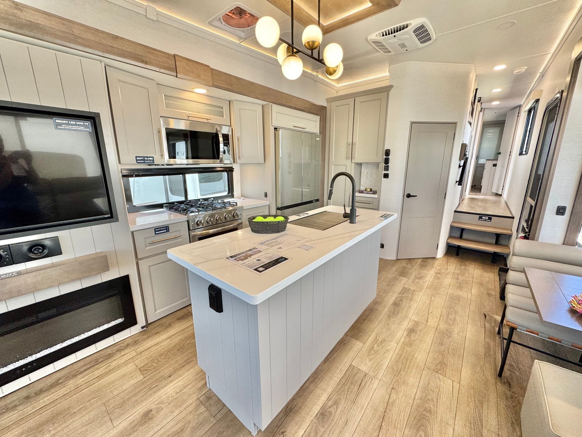 2025 Alliance RV 2025 Alliance RV Paradigm - thumbnail 25