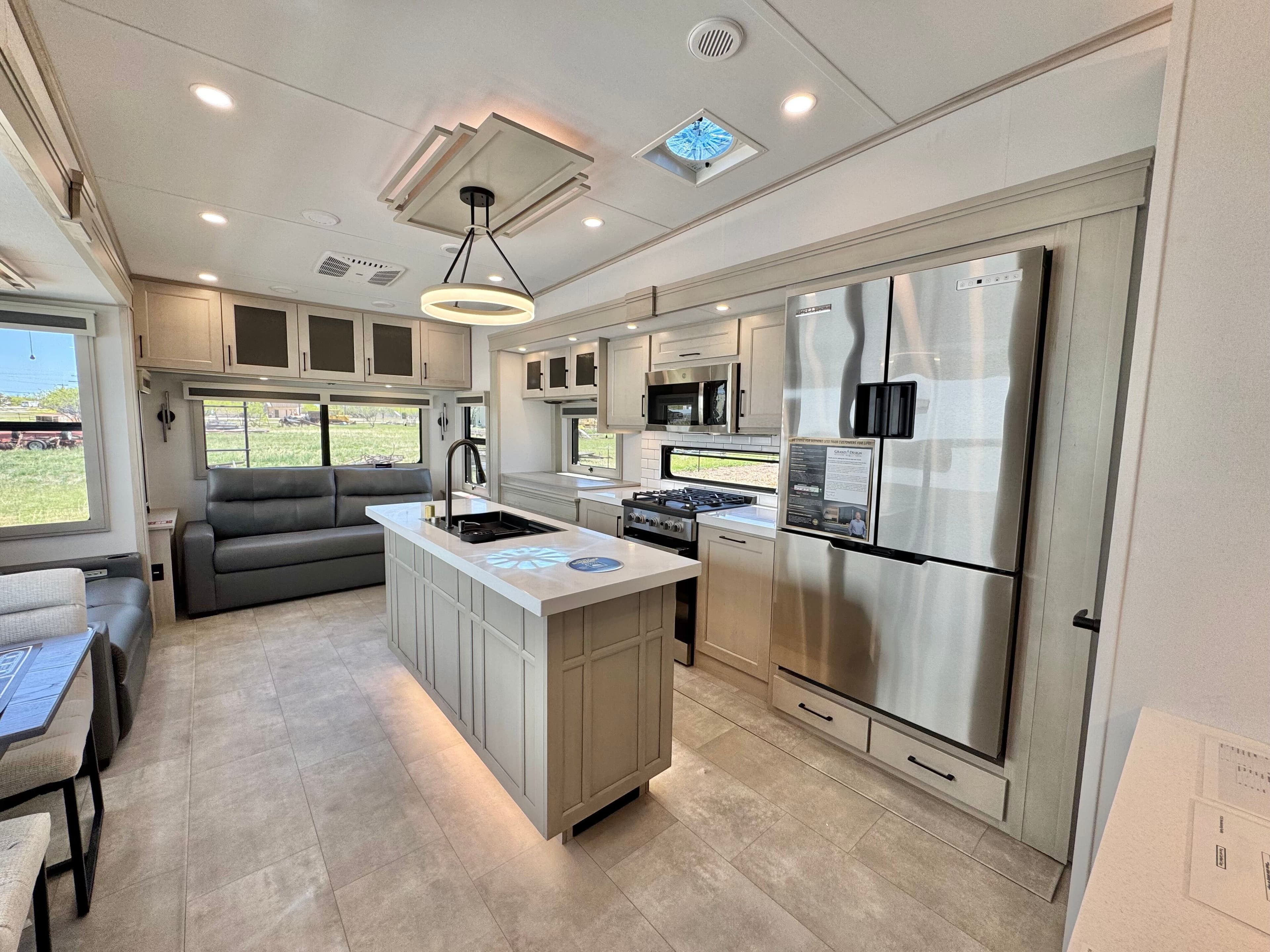2025 Grand Design 2025 Grand Design Solitude - thumbnail 18