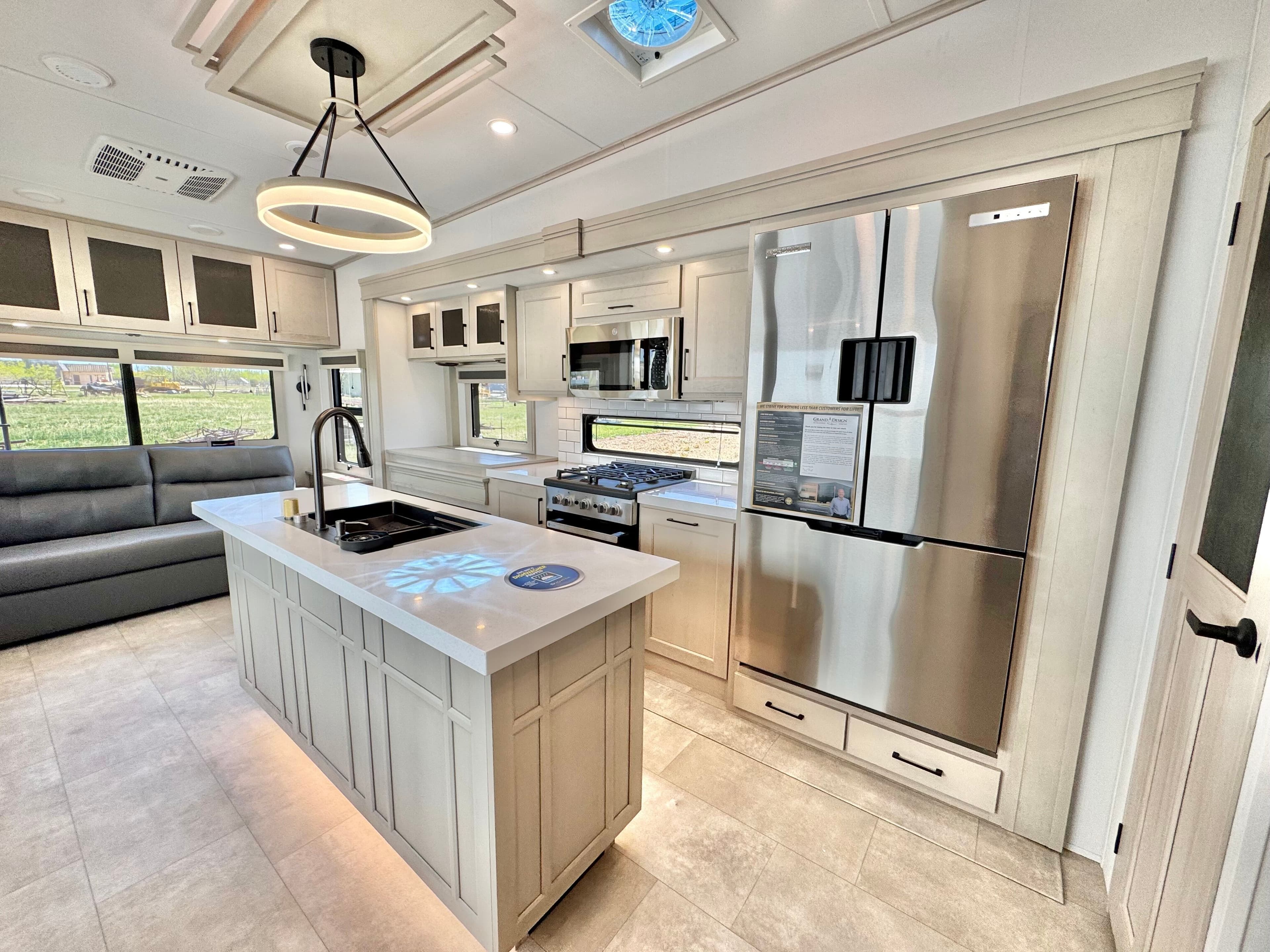 2025 Grand Design 2025 Grand Design Solitude - thumbnail 19