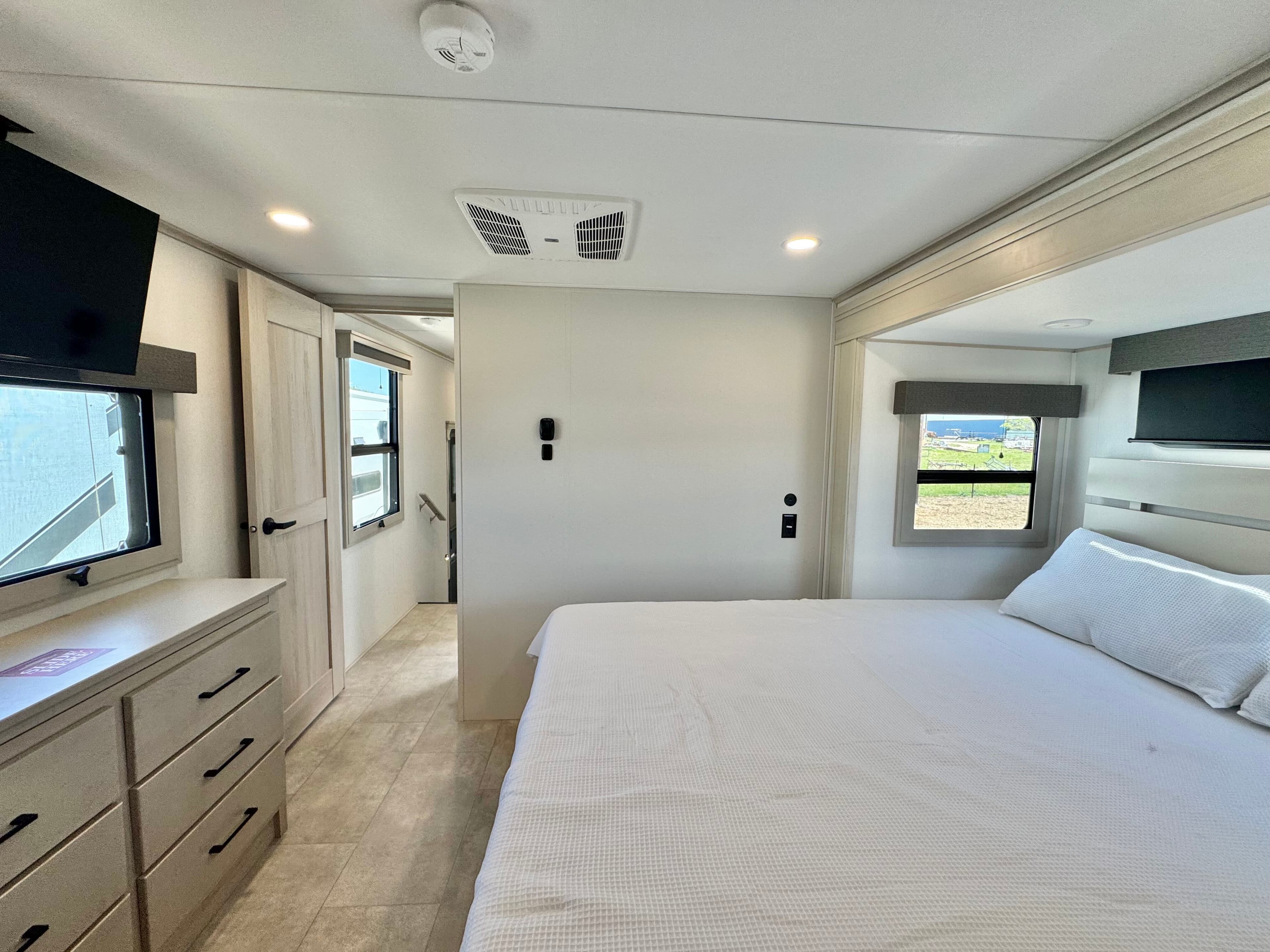 2025 Grand Design 2025 Grand Design Solitude - thumbnail 37