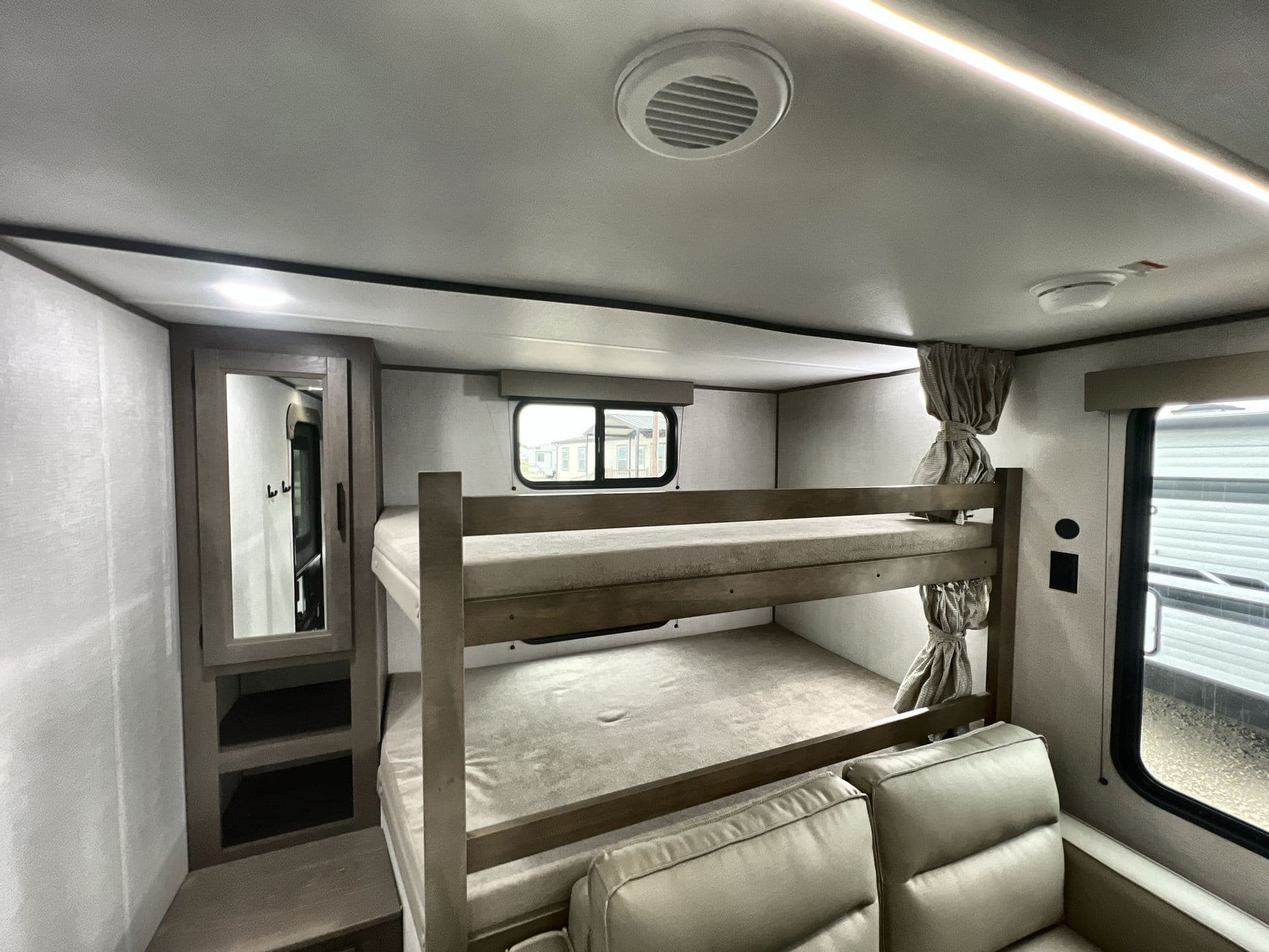 2026 Grand Design 2026 Grand Design Transcend - thumbnail 29